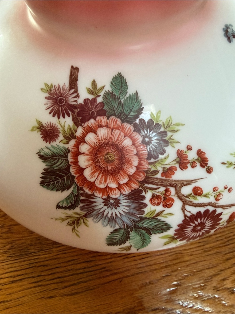 Vintage “Gone With the Wind “ style lamp globe. Floral in pinks. Ruffle top. - Picture 11 of 15